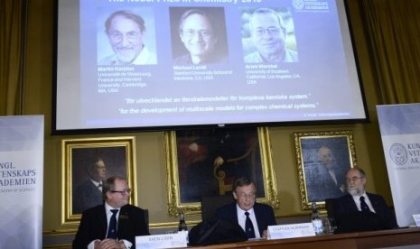 gambar di layar: Martin Karplus, Michael Levitt, dan Arieh Warshel mendapatkan nobel di bidang kimia 2013  
