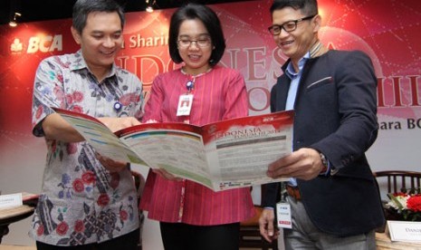 General Manager BCA Learning Service Lena Setiawati (Tengah) didampingi Deputy General Manager BCA Learning Service Hendra Tanumihardja (Kiri) dan Director BINUS Consulting Daniel V. Lie (Kanan) dalam Media Sharing Indonesia Knowledge Forum (IKF) III 2014 