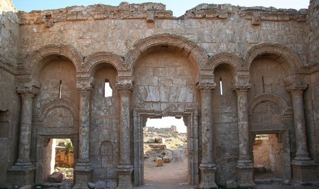   Gerbang utara Kota Resafa, situs bekas istana Khalifah Hisyam, salah satu khalifah Dinasti Umayyah.