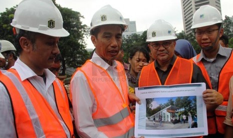 Gubernur DKI Jakarta Joko Widodo (dua dari kiri) meninjau Stasiun Mass Rapid Transit (MRT) Dukuh Atas, Jakarta Pusat, Selasa (25/3).