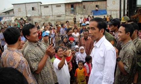  Gubernur DKI Jakarta Joko Widodo meresmikan pembangunan Rusunawa Muara Baru di Penjaringan, Jakarta Utara, Senin (15/7).    (Republika/ Yasin Habibi)