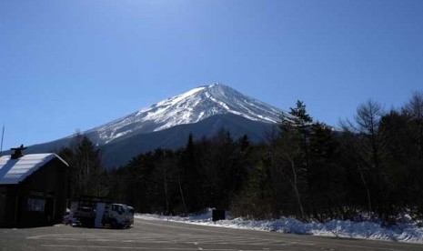 Gunung Fuji  http://asalasah.blogspot.com/2013/09/di-tahun-781-gunung-fuji-di-jepang.html