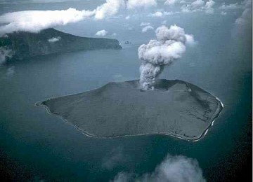 Abu Vulkanik Anak Gunung Krakatau Masih Hujani Lampung