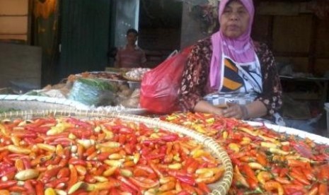 Harga cabai rawit merah di Depok melonjak setelah kenaikan harga BBM pada Jumat (20/6) lalu. 