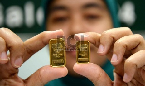 Petugas menunjukkan emas batangan di kantor Pegadaian, Jakarta, Rabu (25/2). (Republika/ Yasin Habibi)
