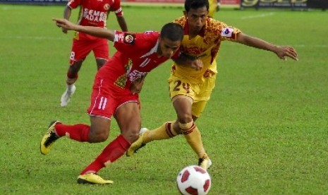  - hengki-ardiles-kiri-dan-pemain-belakang-sriwijaya-fc-mahyadi-_121107020304-240