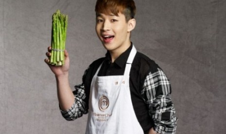 Henry Super Junior M mengenakan kostum Master Chef