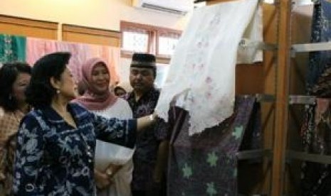 Ibu Negara Ani Yudhoyono mengunjungi rumah busana Faiza Bordir di Kecamatan Bangil, Kabupaten Pasuruan.