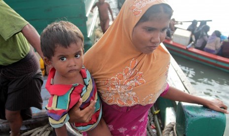 Imigran suku Rohingya dari Myanmar berada di perhu mereka yang terdampar di perairan Desa Simpang Tiga, Kecamatan Julok, Aceh Timur, Aceh, Rabu (20/5).