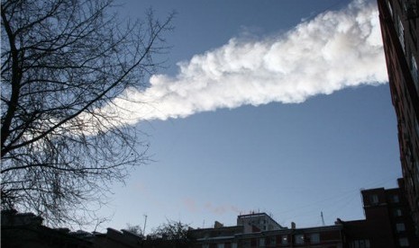 Jejak asap dari meteorit jatuh terlihat di langit kota Chelyabinsk, Ural, Rusia, pada 15 Februari 2013. 