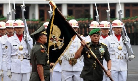 Jenderal TNI Budiman (kanan) membawa bendera panji TNI AD untuk diserahkan ke Panglima TNI Jenderal Moeldoko.