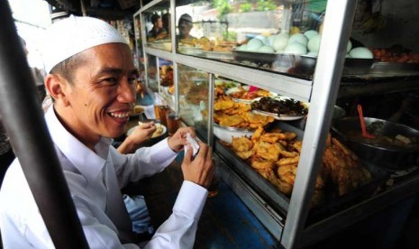 Usai 'Jumatan', Jokowi Berburu Kemeja di Pasar Kaget