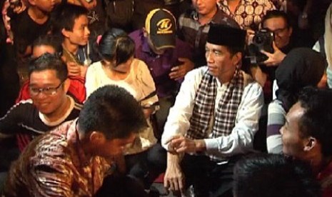 Jokowi lesehan bersama warga