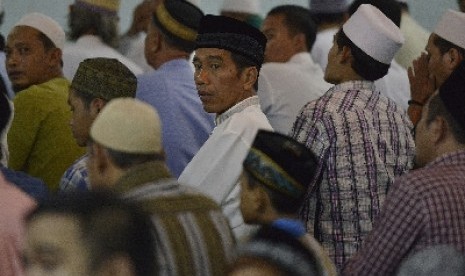 Jokowi shalat Tarawih di Masjid Ali Akbar, Sidosermo, Surabaya, Jawa Timur, Sabtu (28/6).