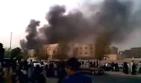  Kantor KJRI yang dibakar oleh sekelompok orang di Jeddah, Arab Saudi, Ahad (9/6). 