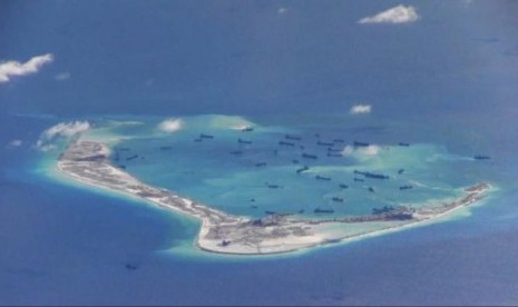 Kapal keruk Cina terlihat di perairan sekitar Karang Mischief di Kepulauan Spartly, Laut Cina Selatan. Cina diduga sedang membangun landasan udara ketiga.