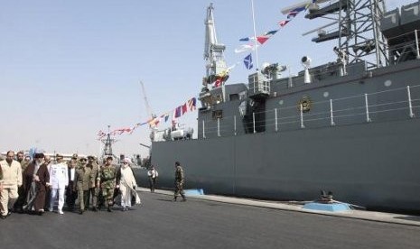 Unjuk Otot, Iran Kirim Kapal Selam & Kapal Perusak ke Teluk Persia