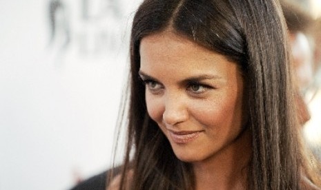 Katie Holmes tampak menghadiri pergelaran busana Marchesa dan duduk di deretan bangku terdepan.