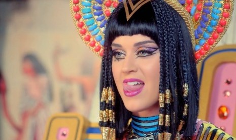 Katy Perry dalam salah satu adegan video klipnya, Dark Horse.