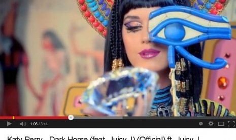 Katy Perry dengan lambang Mata Ra