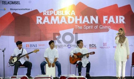  Kelompok musik Love Pink Girls (LPG) beraksi memainkan sejumlah tembang Islami dalam Islamikustik di Republika Ramadhan Fair, Masjid Agung At-Tin, Jakarta, Kamis (18/7).    (Republika/Agung Supriyanto)