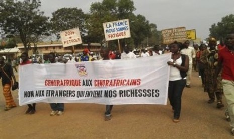 Kelompok organisasi rakyat di Republik Afrika Tengah berunjuk rasa di Bangui, meminta Prancis mengatasi pemberontakan di sana.