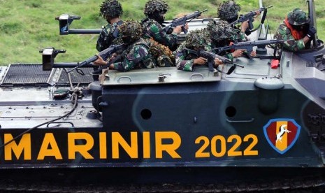 Kendaraan tempur Kapa K-61 milik Koprs Marinir TNI AL mengangkut prajurit saat akan menyergap musuh dalam latihan gabungan di Pantai Banongan, Asembagus, Situbondo, Jawa Timur, Rabu (4/6).