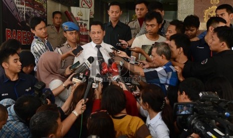  Kepala Badan Reserse dan Kriminal Polri Komisaris Jenderal Budi Waseso memberikan pernyataan kepada awak media di Gedung Bareskrim, Jakarta, Rabu (2/9).   (Republika/Raisan Al Farisi)