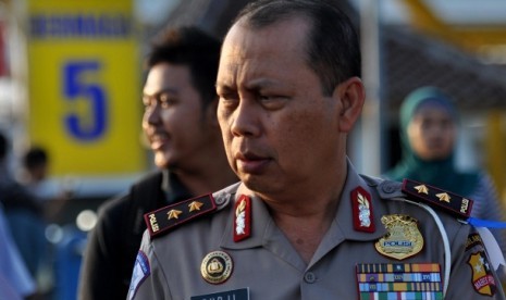 Kepala Korps Lalu Lintas Polri Irjen (Pol) Pudji Hartanto saat menijau kondisi dermaga v Pelabuhan Merak, Banten, Jawa Barat, Rabu (31/7). - kepala-korps-lalu-lintas-polri-irjen-pol-pudji-hartanto-_130731223536-385