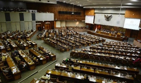  Ketua Badan Anggaran DPR Ahmadi Noor Supit memberikan draft RUU APBN kepada Ketua Rapat Paripurna Taufik Kurniawan saat Rapat Paripurna Ke-9 di Kompleks Parlemen, Jakarta, Jumat (30/10).  (Republika/Raisan Al Farisi)