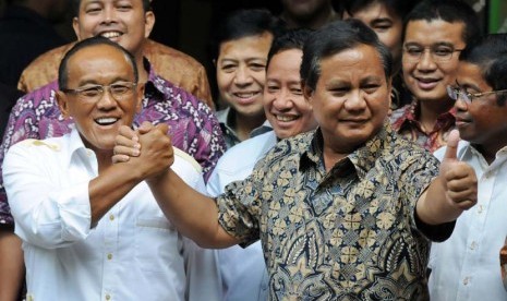 Ketua Dewan Pembina Partai Gerindra Prabowo Subianto (kanan) berjabat tangan dengan Ketua Umum Partai Golkar Aburizal Bakrie didampingi jajaran petinggi kedua partai usai melakukan pertemuan tertutup di kediaman Aburizal, Menteng, Jakarta, Selasa (29/4).