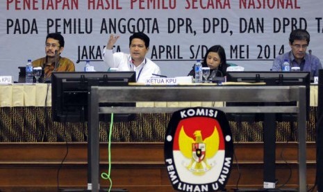 Ketua Komisi Pemilihan Umum (KPU) Husni Kamil Manik (kedua kiri) memimpin rapat pleno terbuka rekapitulasi hasil penghitungan suara Papua Barat di Kantor KPU, Jakarta, Selasa (6/5).