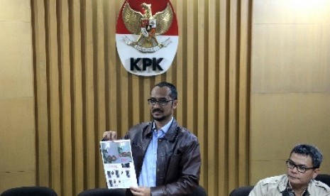 Ketua KPK Abraham Samad menunjukan foto syur hasil olahan mirip dirinya di gedung KPK, Jakarta, Senin (2/2).