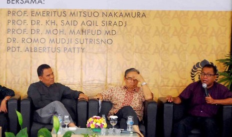 Ketua Persekutuan Gereja-Gereja Indonesia (PGI), Pdt Albertus Patty (kanan).