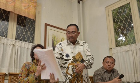 Ketua Tim Kuasa Hukum Anas Firman Wijaya (tengah)