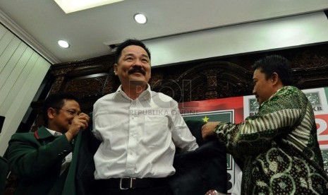 Ketua Umum DPP PKB Muhaimin Iskandar (kiri) bersama Sekjen DPP PKB Imam Nachrowi (kanan), mengenakan jaket partai kepada pengusaha sekaligus pemilik Lion Air, Rusdi Kirana (tengah) di Jakarta, Ahad (12/10). 