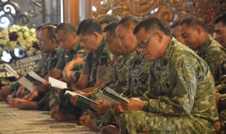 KSAD Jenderal Gatot Nurmantyo didampingi Panglima Kostrad Letjen Mulyono di makan Soeharto.