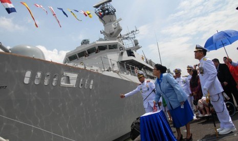 KSAL, Laksamana TNI Marsetio (kanan) didampingi Ibu Penny Marsetio (tengah) melakukan seremonial pada KRI Usman Harun (USH)-359 disela-sela peresmian pengukuhan kapal perang jenis Multi Role Light Fregate (MRLF) di Dermaga Ujung, Koarmatim, Surabaya, Jatim