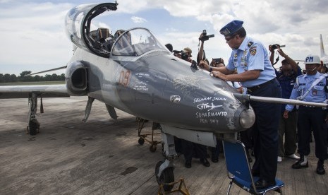 KSAU Marsekal TNI Agus Supriatna menandatangani pesawat tempur Hawk MK-53 dalam upacara penyambutan penerbangan terakhir Hawk MK-53 di Lapangan Udara Adisutjipto, Yogyakarta, Kamis (12/3). (Antara/Sigid Kurniawan)