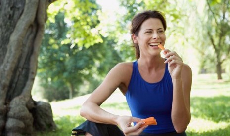 Lakukan diet sehat dengan makanan seimbang dan olahraga