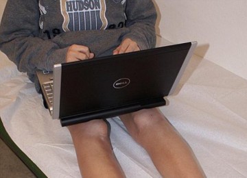 Laptop Di Paha Bisa Picu Kemandulan Pria?