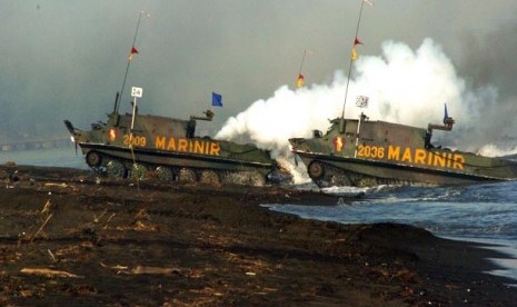  Sejumlah tank amfibi dari Resimen Kavaleri Korps Marinir TNI AL, melakukan pendaratan pada Latgab TNI di Pantai Banongan, Situbondo, Jumat (3/5).   (Antara/Eric Ireng)