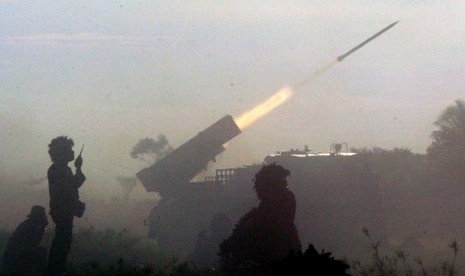   Pasukan Artileri Korps Marinir TNI AL, meluncurkan roket pada Latihan Gabungan (Latgab) TNI di Pantai Banongan, Situbondo, Jumat (3/5).   (Antara/Eric Ireng)