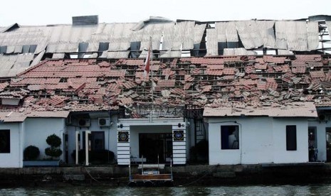   Suasana gudang Amunisi Satuan Komando Pasukan Katak yang hancur akibat ledakan di Kawasan Armada Barat di Pondok Dayung, Jakarta Utara, Rabu (5/3).   (Republika/Yasin Habibi)