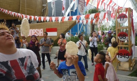 Lomba makan krupuk di Paviliun Indonesia di Milan Expo 2015 di Milan ...