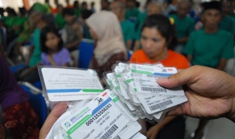 Petugas membagikan kartu BPJS kesehatan kepada warga   di Panti Sosial Bina Insan Bangun Daya 2, Cipayung, Jakarta Timur, Kamis (24/4). (Republika/Rakhmawaty La'lang)