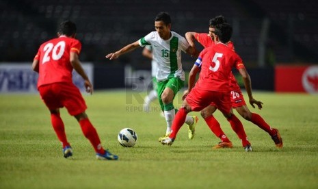   Pemain timnas Indonesia U-19 Maldini Pali (tengah) dikepung pemain timnas Myanmar U-19 pada laga uji coba di Stadion Utama Gelora Bung Karno (SUGBK), Senayan, Jakarta, Rabu (7/5) malam. (Republika/Yogi Ardhi)
