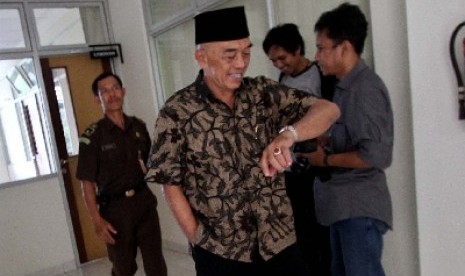 Mantan Bupati Bantul, Idham Samawi keluar dari ruang pemeriksaan di Kejaksaan Tinggi DIY, Yogyakarta,