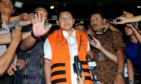   Mantan Ketua Partai Demokrat Anas Urbaningrum mengenakan rompi tahanan, memberikan keterangan pers usai diperiksa selama lima jam di gedung KPK, Jakarta, Jumat (10/1).   (Republika/Wihdan Hidayat)