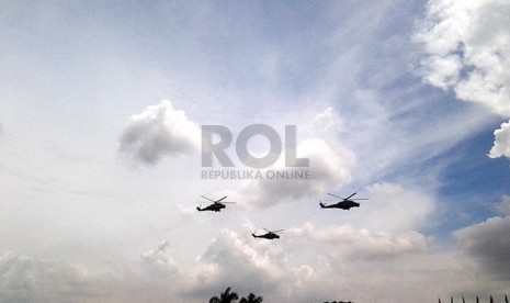   Tiga heli tempur Apache TNI AD terbang di udara saat peringatan Hari Juang Kartika di Komando Daerah Militer V/Brawijaya, Surabaya, Ahad (15/12).  (Republika/Agung Sasongko)